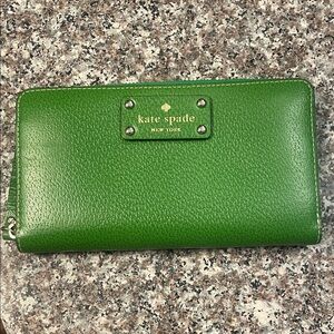 Kate Spade ♠️ Vibrant Green Wallet